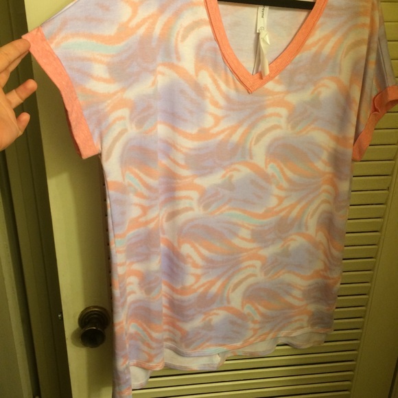 NWT! Honeyme Swirls, Cuffed Sleeves, V-Neck Top - Picture 4 of 6